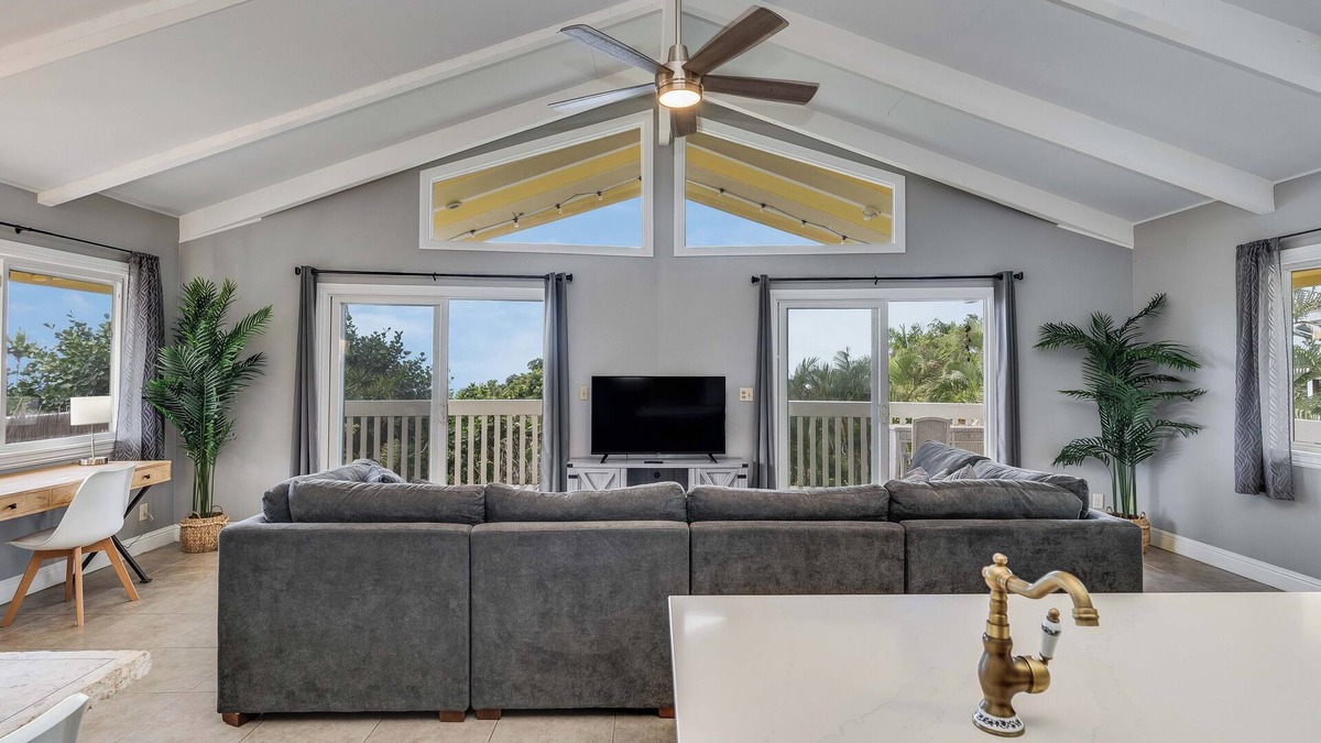 Kona Palisades House | Beautiful conveniently located 2-bedroom ocean view home in Kailua-Kona.
