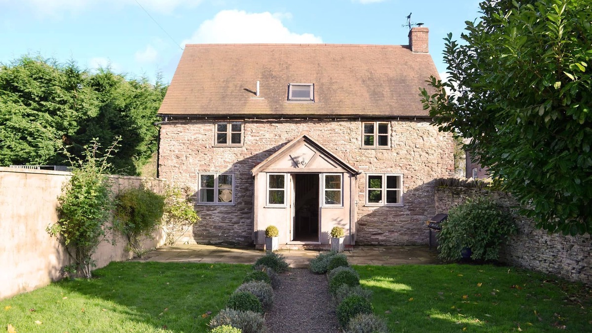 Docklow House | Beautiful conversion of a 17th century detached barn with private fishing lake. Pet-friendly