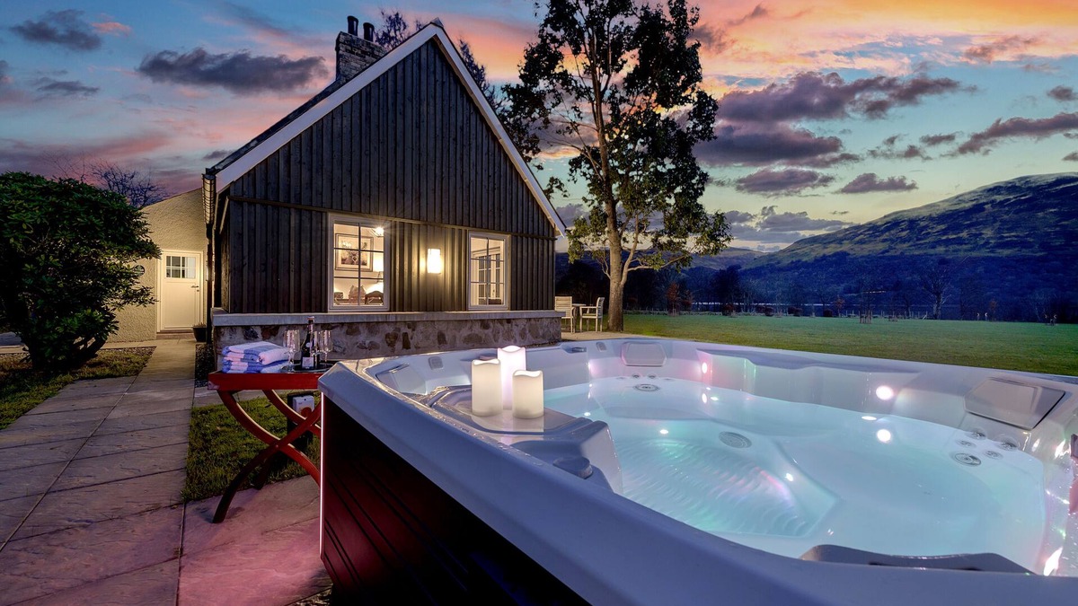 Lochearnhead Cottage | Beautiful Converted Cottage with Stunning Loch and Mountain views