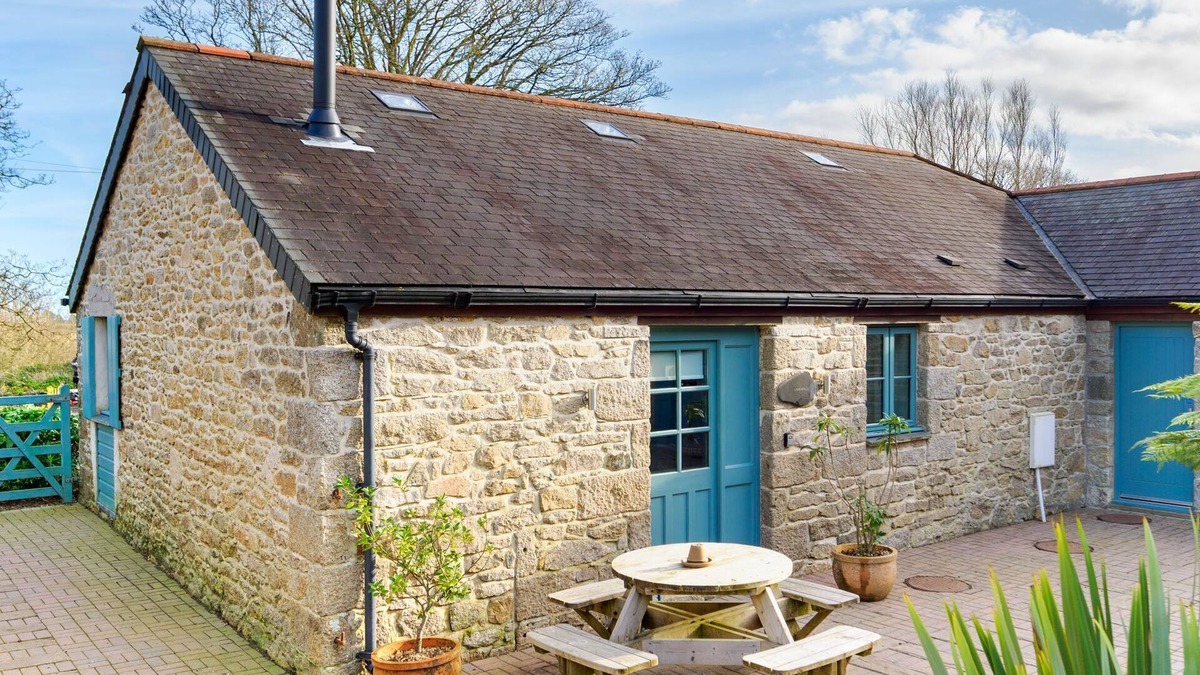 Falmouth Cottage | Beautiful Cornish cottage with shared pool/hot tub nr Falmouth/Helford