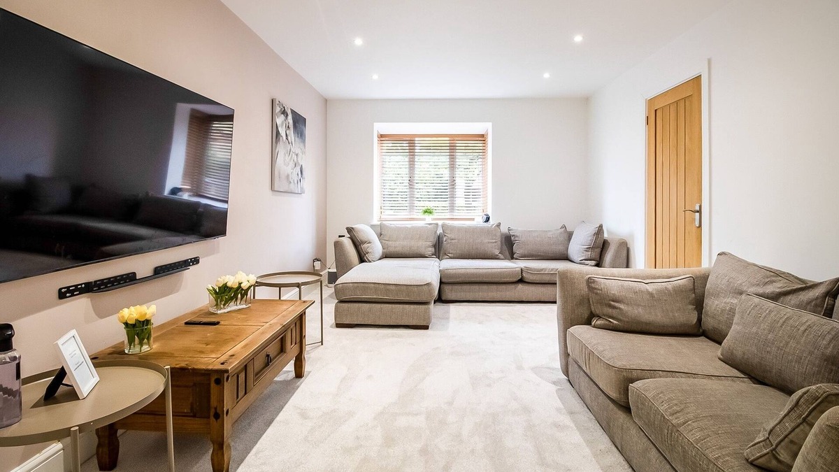 Walton House | Beautiful & Cosy Home | Driveway | Close to M1