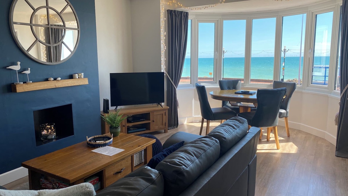 Worthing Apartment | Beautiful cosy seafront 2 bed apartment with private parking - sleeps 4