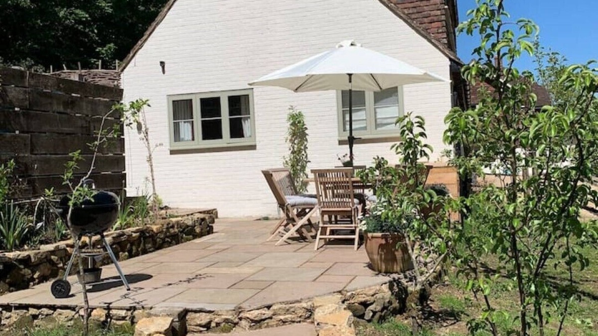 Haslemere Cottage | Beautiful Cottage in the South Downs with Tennis Court and Swimming Pool