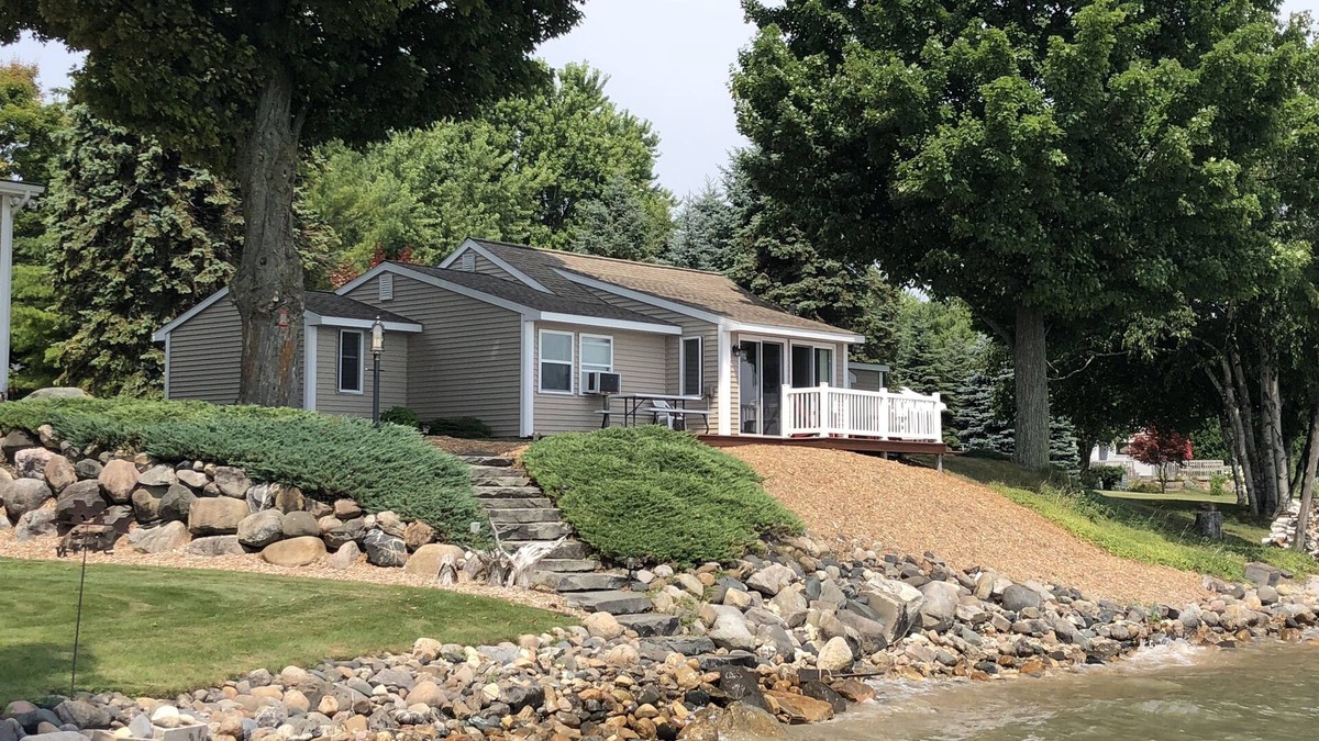Suttons Bay House | Beautiful Cottage on the Water of Pristine West Bay