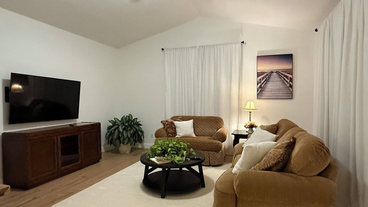 Sorrento House | Beautiful cottage overlooking the golf course. Community pool, gym, basketball.