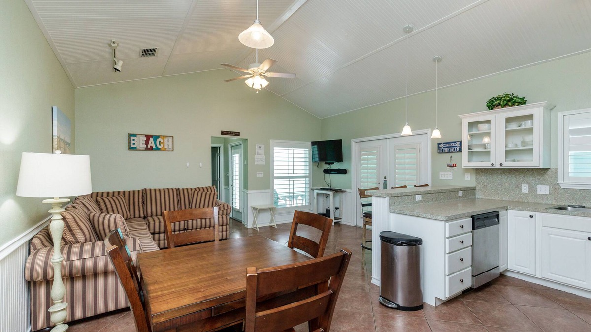Corpus Christi Cottage | Beautiful Cottage w/ King Bed, Allocated Parking, Pool & Private Patio!