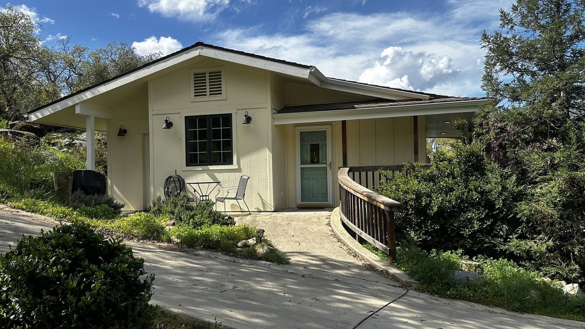 Three Rivers Cottage | Beautiful Cottage near Sequoia with EV charger, fireplace