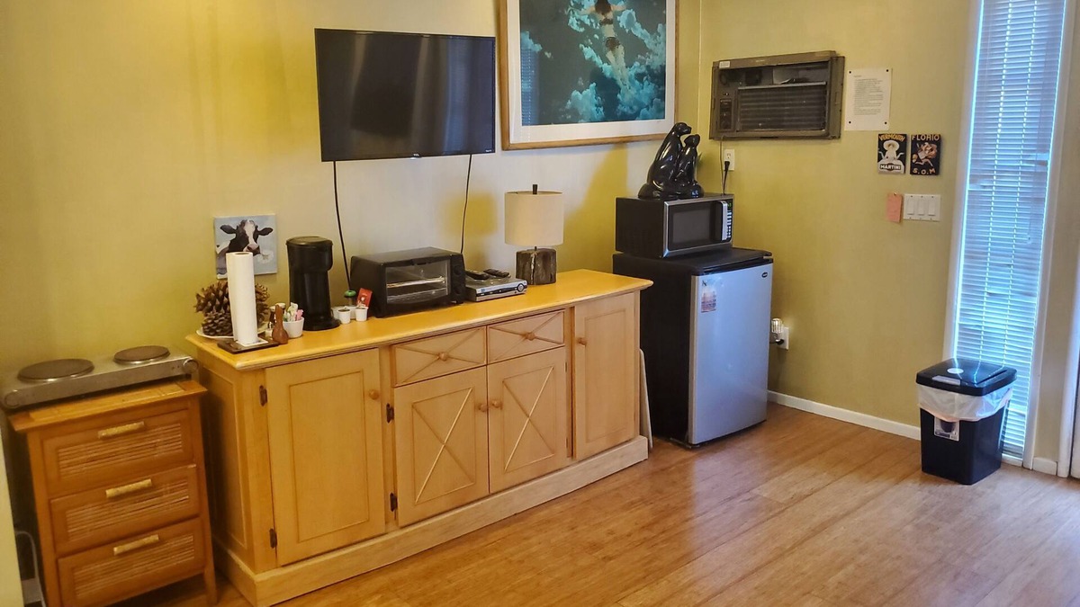 North Hollywood Apartment | Beautiful Cottage with Modern Flair