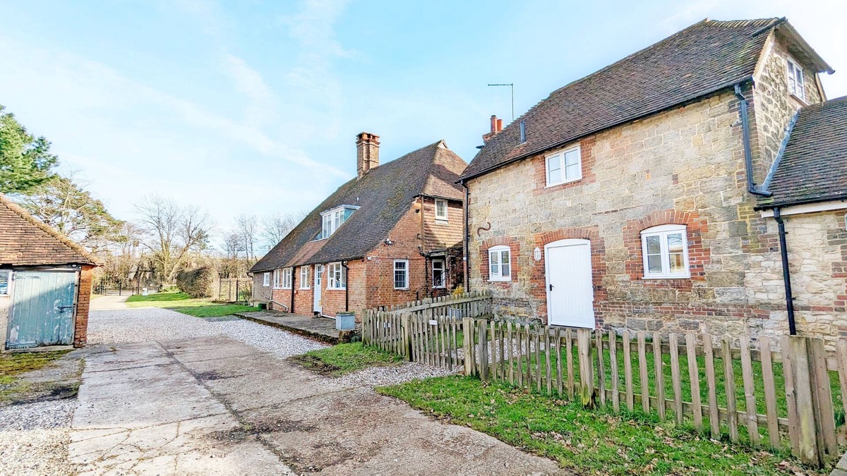 Pulborough Cottage | Beautiful country cottage for four