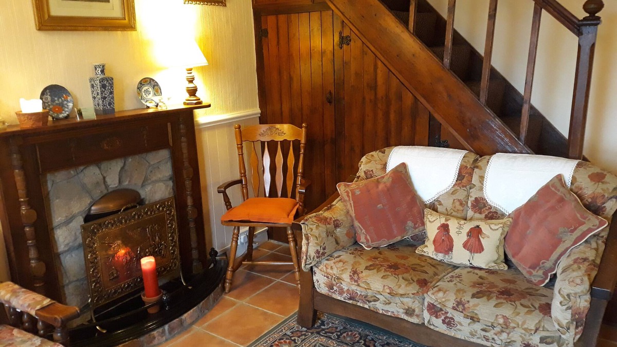 Cooga Upper Cottage | Beautiful Country Cottage & Garden. Free Wi-Fi 3 Bedrooms Sleeps 6.