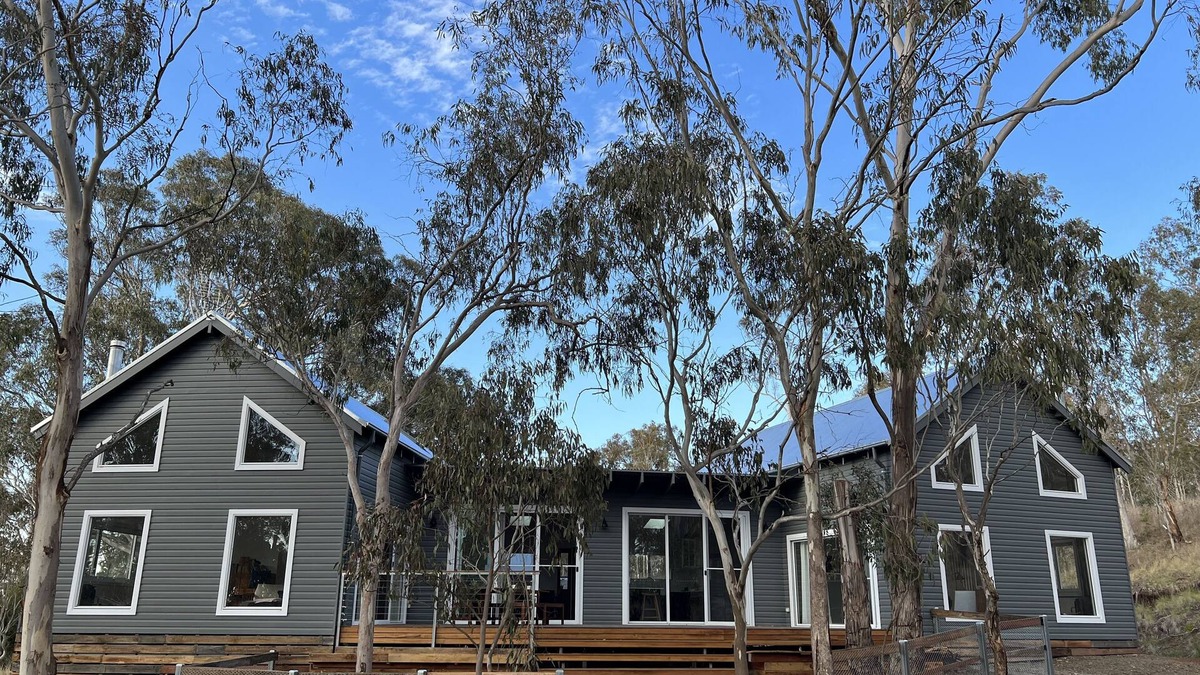 Armidale House | Beautiful Country Home. 5 min to Armidale, 10 min to University of New England.