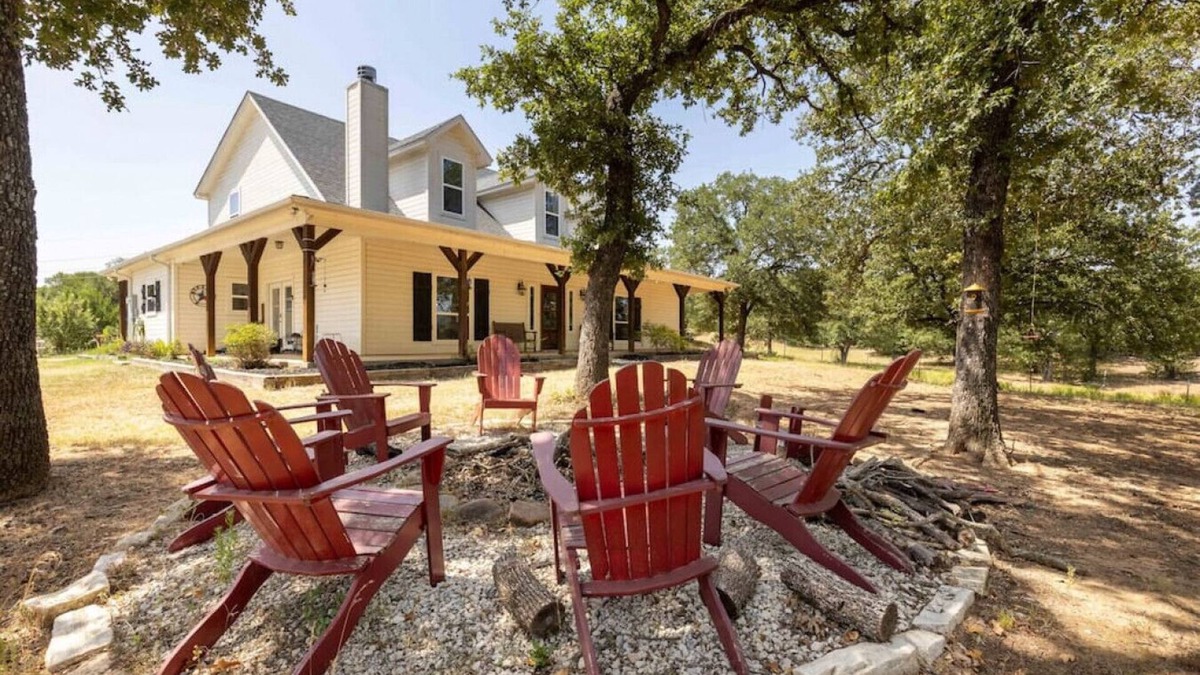 Alvarado House | Beautiful Country Lake House with Pool