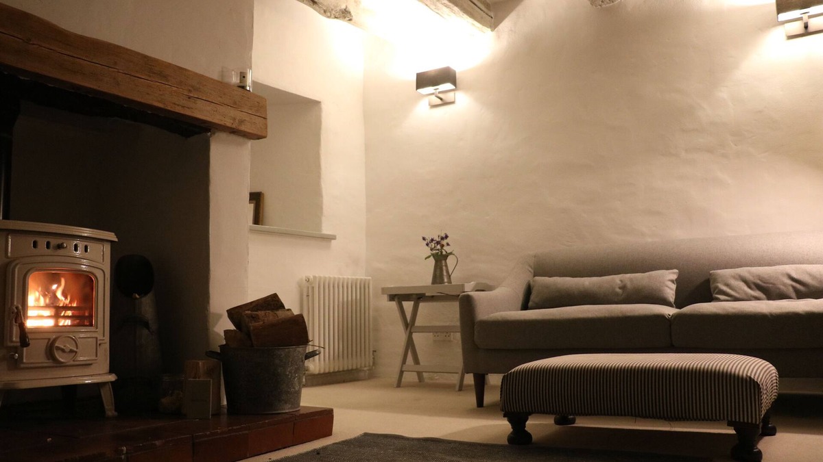 Beaworthy Cottage | Beautiful countryside retreat with hot tub in private garden