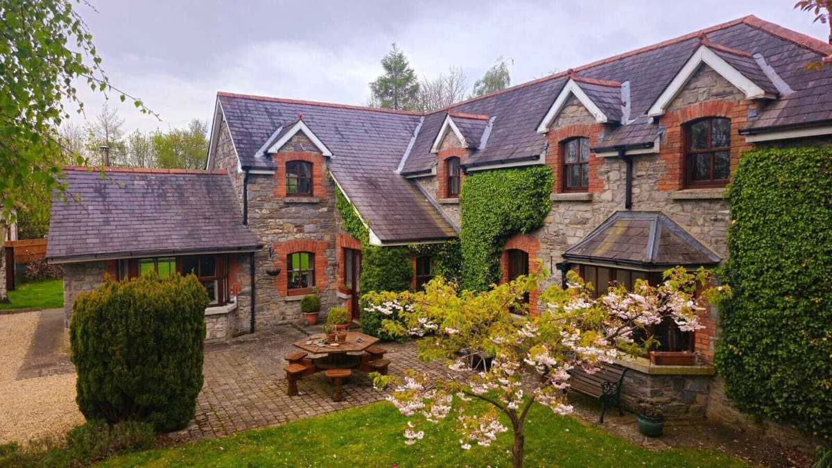Black Bull House | Beautiful Countryside Home just outside Dublin City with Hot Tub