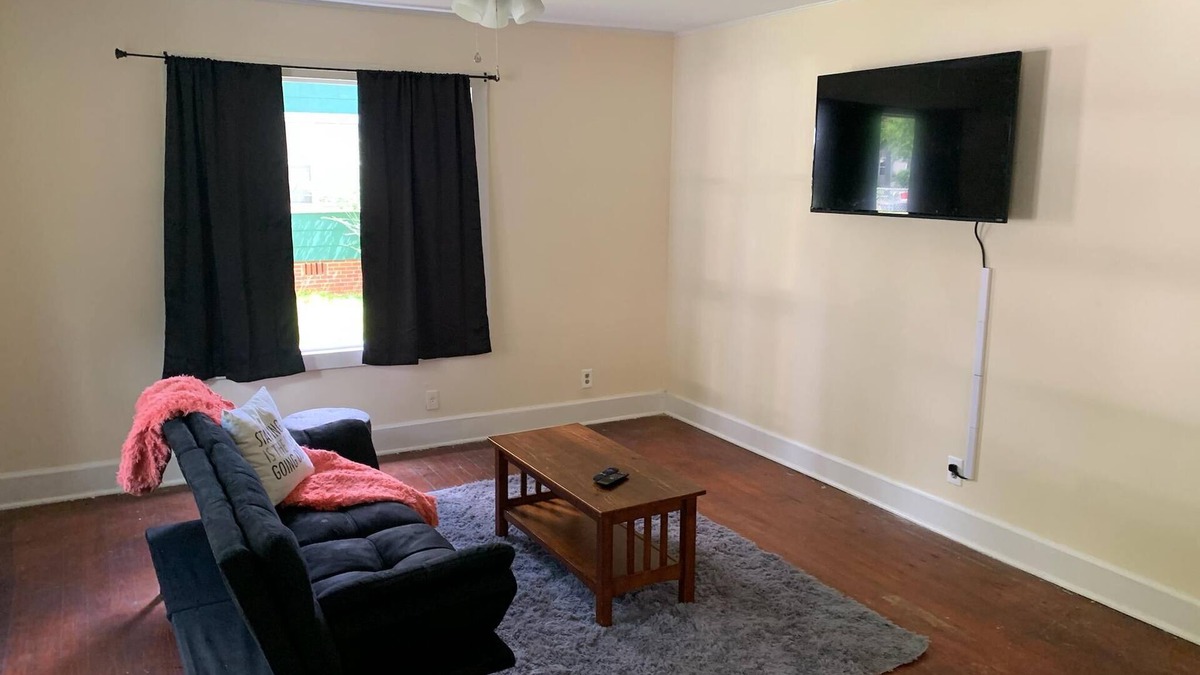 Douglas House | Beautiful cozy bungalow with wooden deck