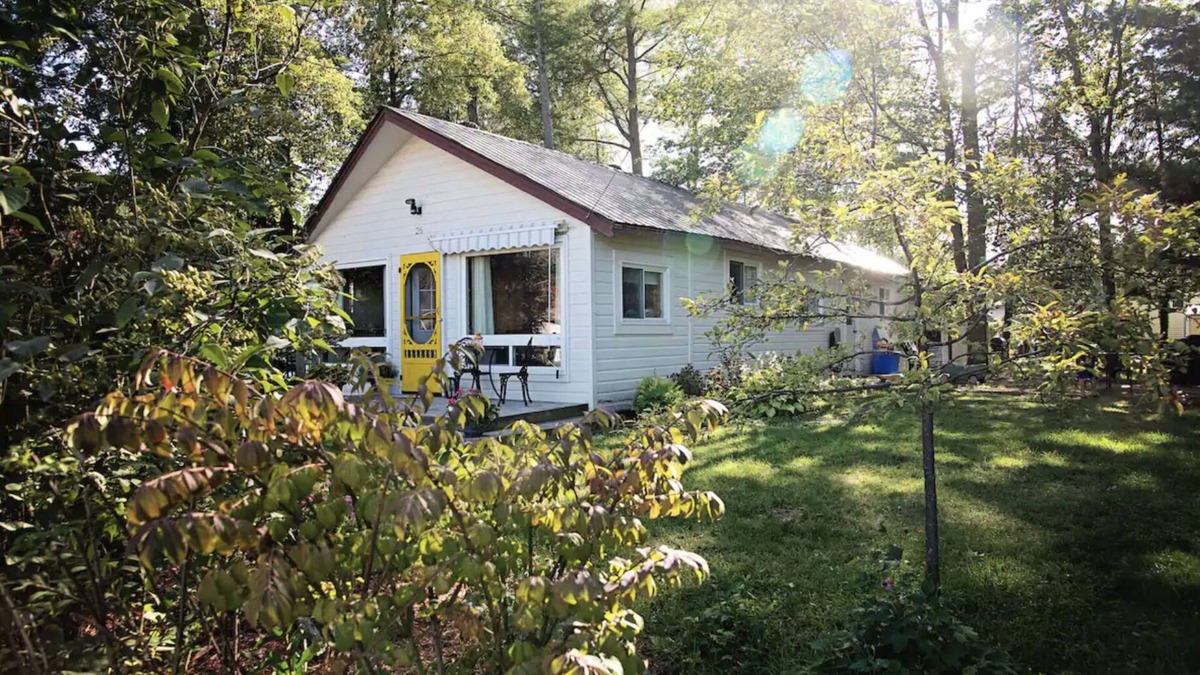 Wasaga Beach Cottage | Beautiful cozy cottage, few steps to a sandy semi-private beach,