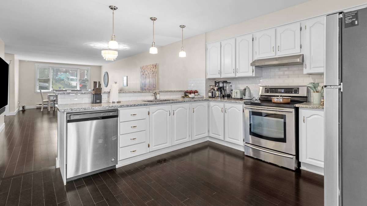 Quidi Vidi House | Beautiful & Cozy DT Home With PingPong Table
