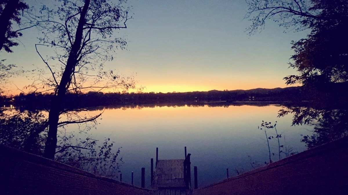 Galesville House | Beautiful Cozy Lake House on 2 & 1/2 acres!