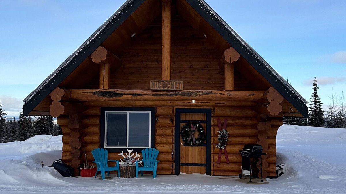 Lac La Hache Cabin | Beautiful cozy log cabin getaway