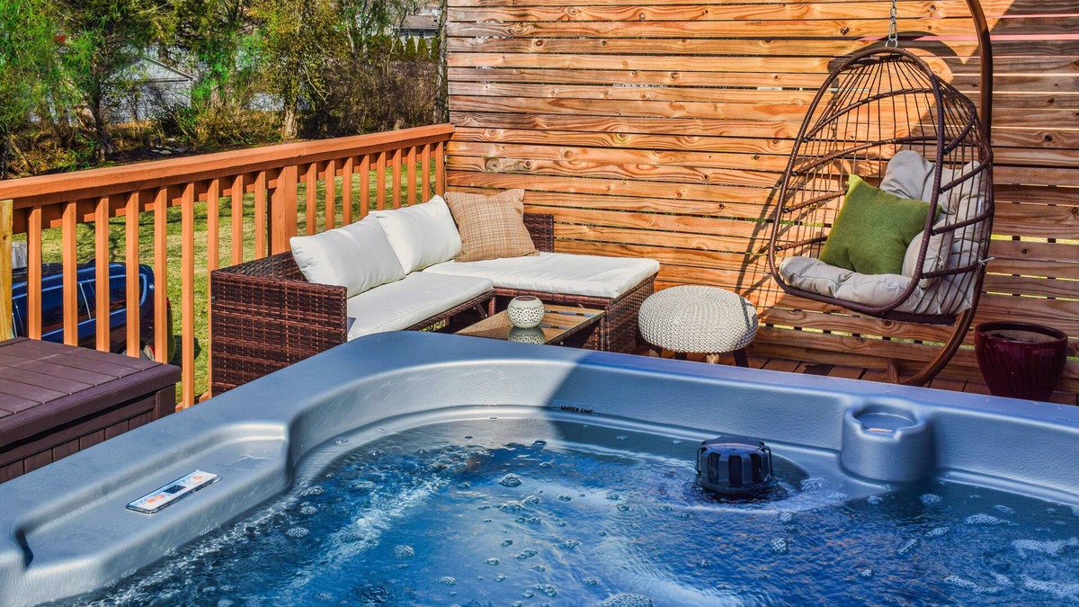 Knoxville House | Beautiful, Cozy, Modern Home w/King Bed, Hot Tub & Deck! 11 mins to Downtown!