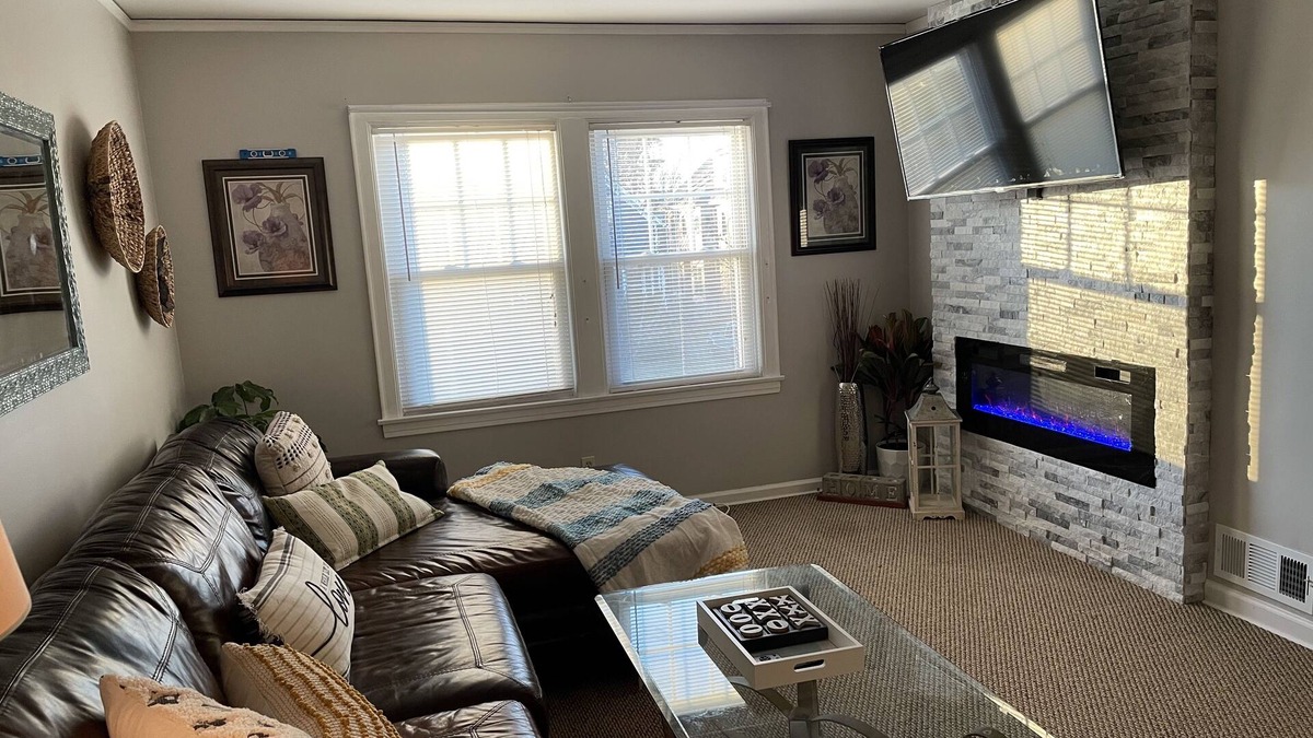 Oak Park Apartment | Beautiful, cozy stay in Historic Frank Lloyd Wright District