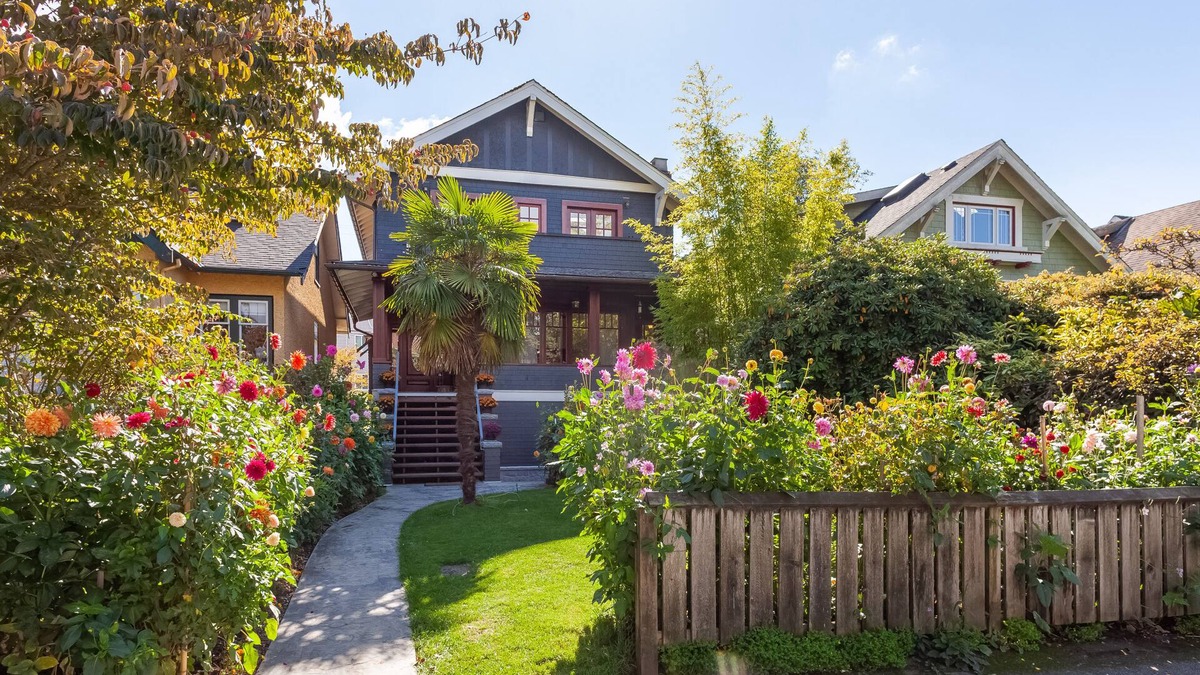 Kitsilano House | Beautiful, cozy & very clean 3BR in Posh Kitsilano, a must!