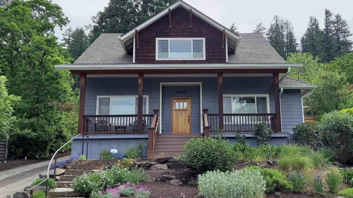 Amazon House | Beautiful Craftsman-style home in the hills, near the U of O!