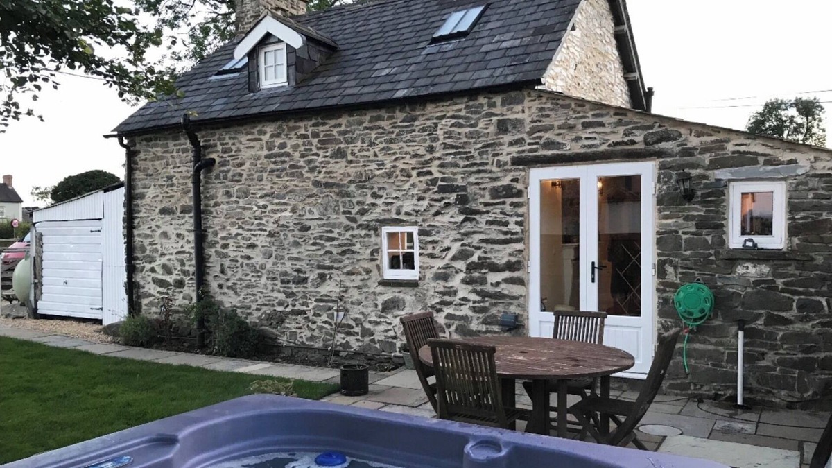 Bontnewydd Cottage | Beautiful detached Welsh country cottage