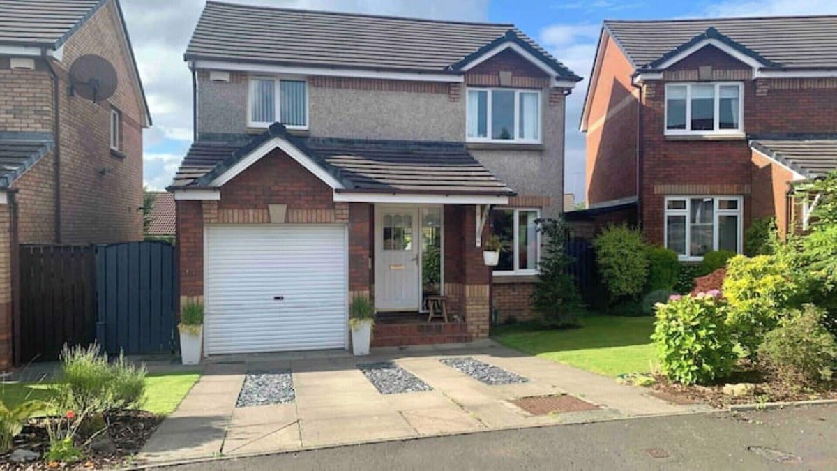 Glasgow House | Beautiful Detached House With Private Gardens