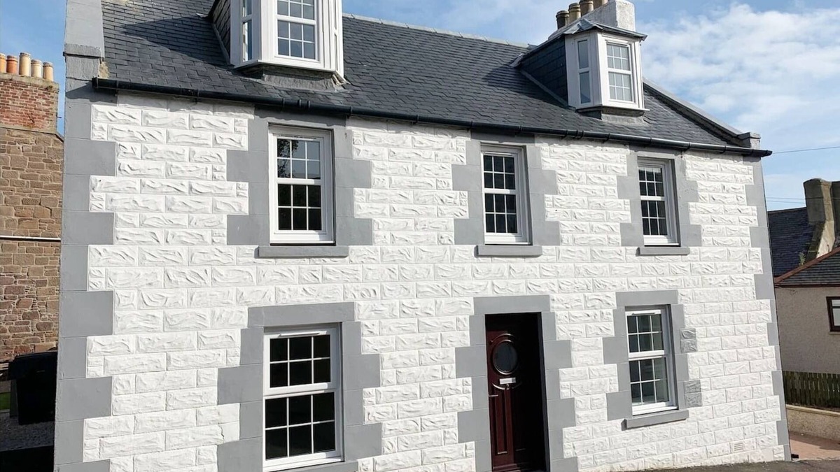 Montrose House | Beautiful Detached House, just meters from the sea