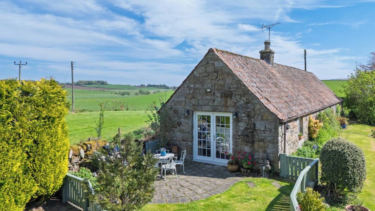 Kinross Cottage | Beautiful, detatched 300 year old, fully renovated cottage with country views