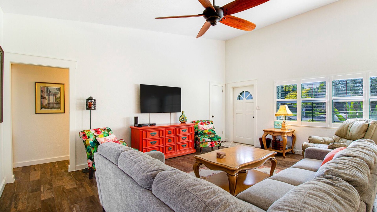 Palma Sola House | Beautiful Dog-Friendly Home w/Fast WiFi, Central AC, & W/D - Snowbirds Welcome