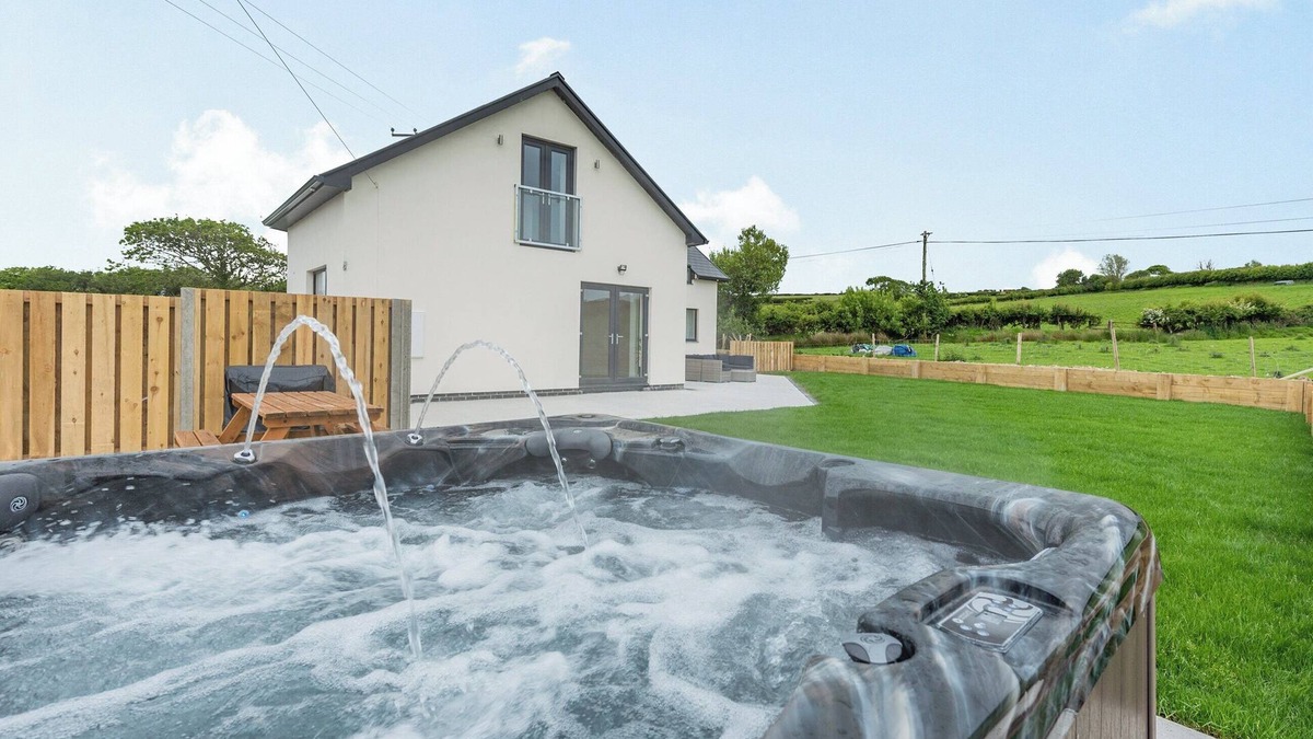 Aberaeron Cottage | Beautiful Dorma bungalow with sea views and your very own private hot tub.