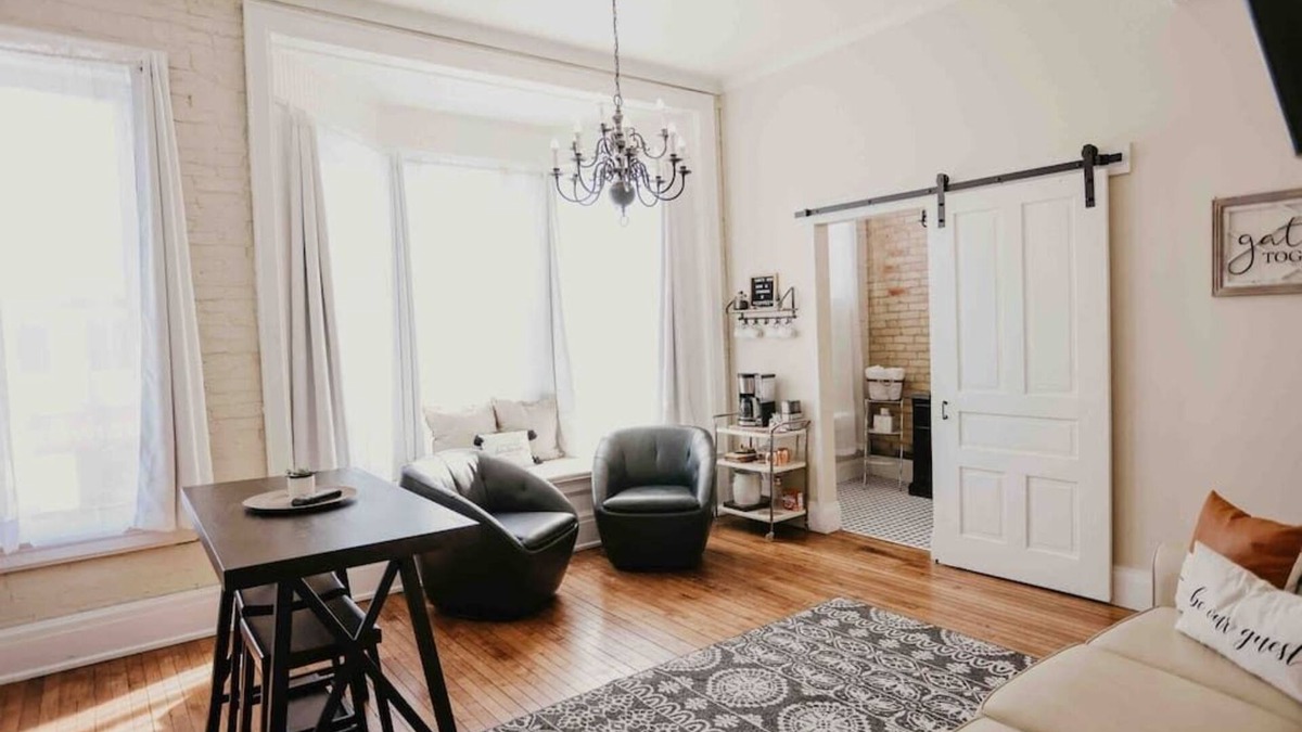 Clare Apartment | Beautiful Downtown Loft - East Suite