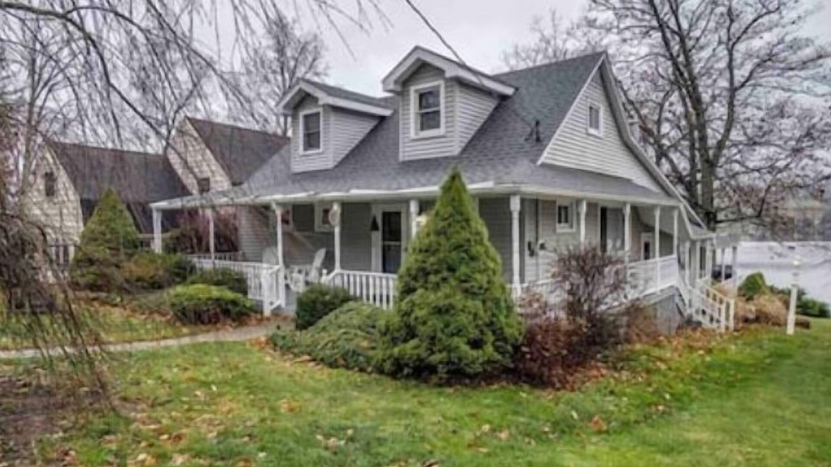 Dundee Cottage | Beautiful East Waneta Lake Cottage!