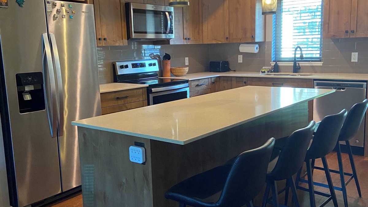 Sun Peaks House | Beautiful Echo Landing Retreat, Sleeps 8, 3 Bdrm, Private Hot Tub, Ski In/Out