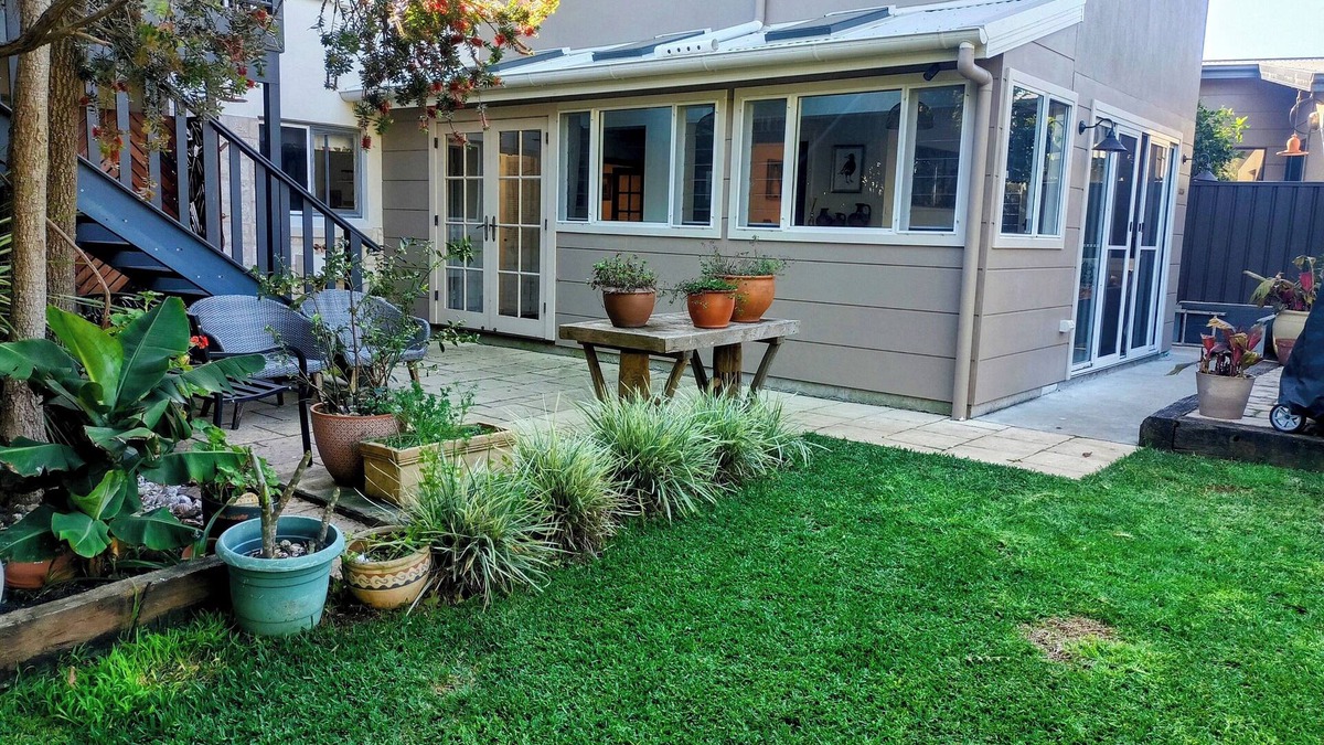 Kiama Apartment | Beautiful eclectic studio with lush private garden and solar heated pool