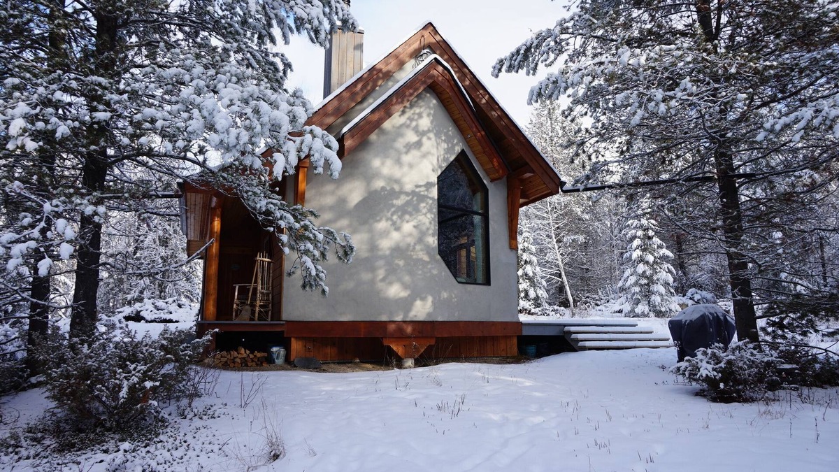Golden Ski Chalet | Beautiful eco-building in the heart of the Rocky mountains. All modern amenities