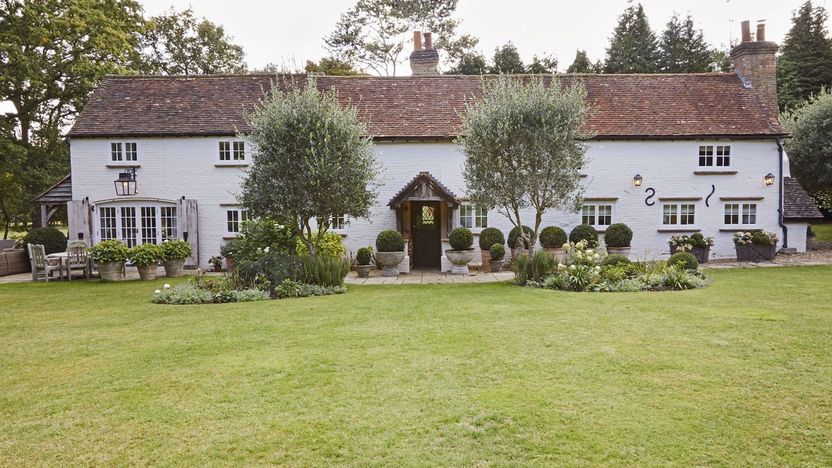 Walton-on-Thames House | Beautiful English Cottage beside the wonderful Burhill Golf Course in Surrey