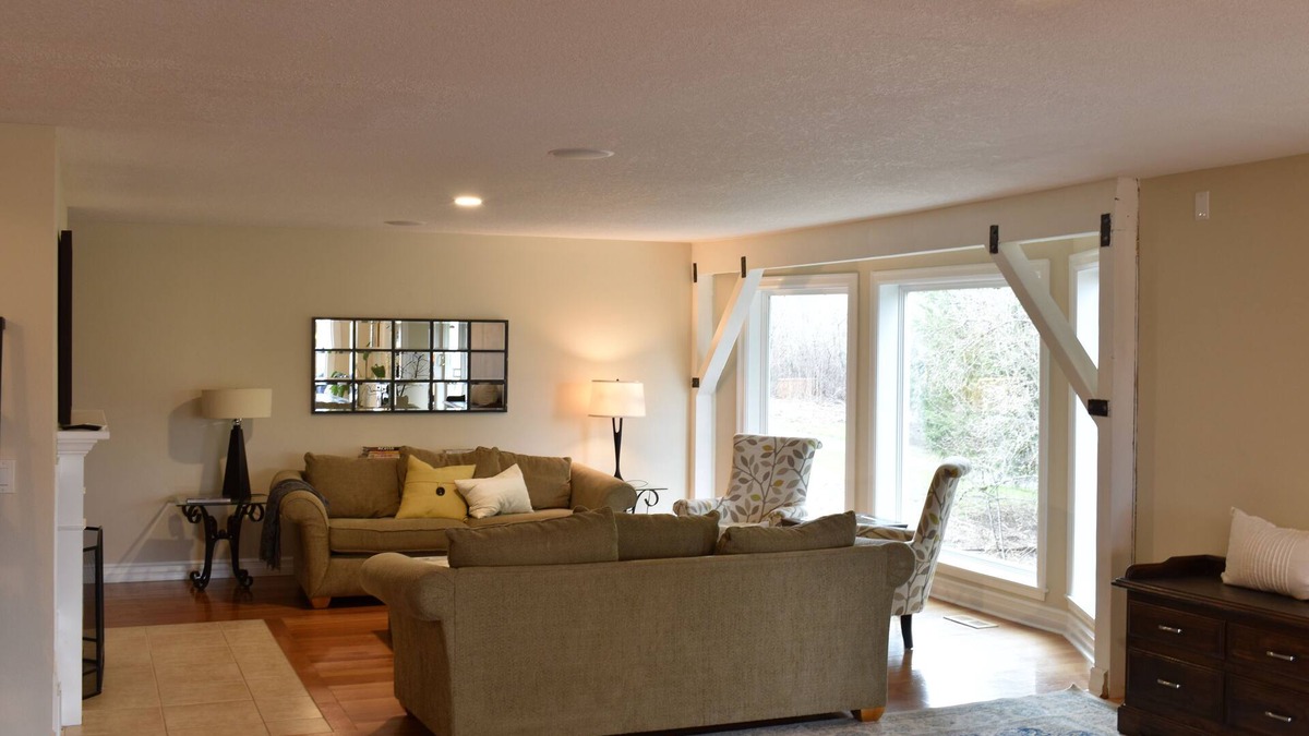 Gaston House | Beautiful Entire Home with Decks and Theater in Premiere Oregon Wine Country