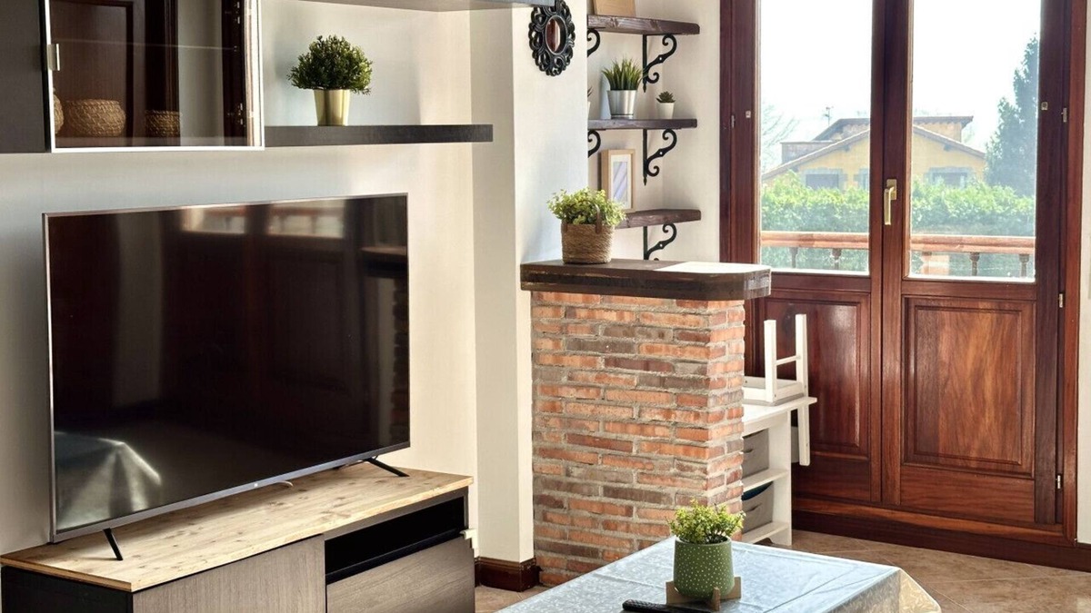 San Mames de Meruelo Apartment | Beautiful and cozy apartment close to city center with a living room and bed room