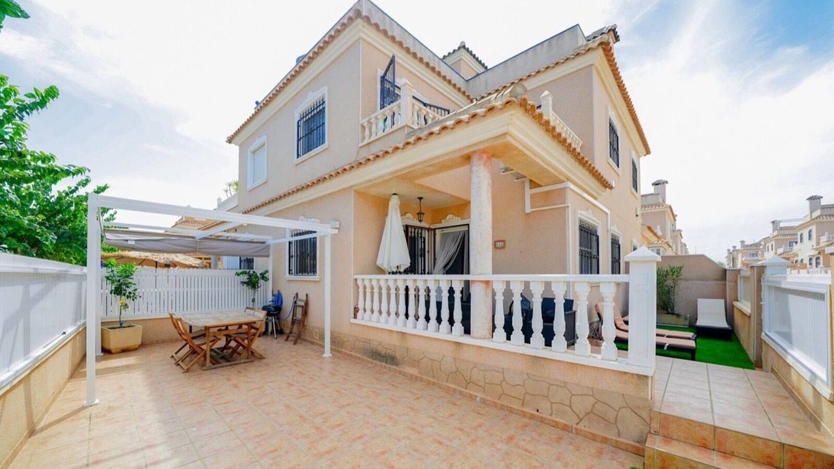 Torre de la Horadada House | Beautiful house with terrace, swimming pool, located 700 m from the sea (6 pers)