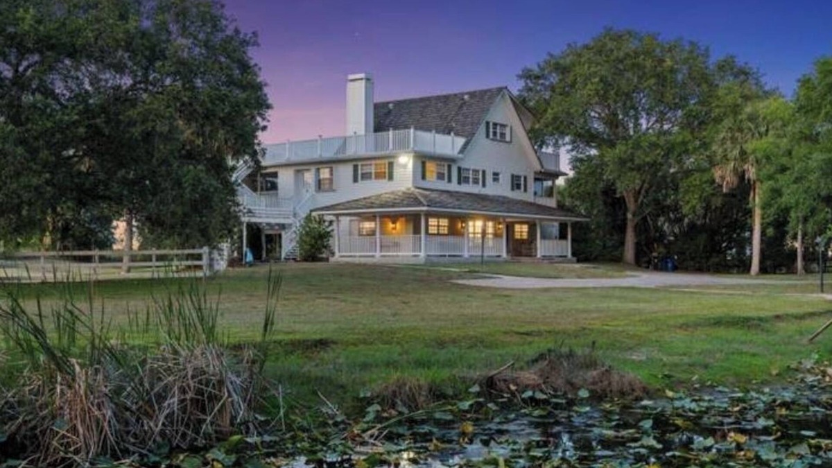 Palm Beach Country Estates House | Beautiful farmhouse 2Acres Estate, Hot Tub, Beach, Parks Trails, Bikes, Stadium