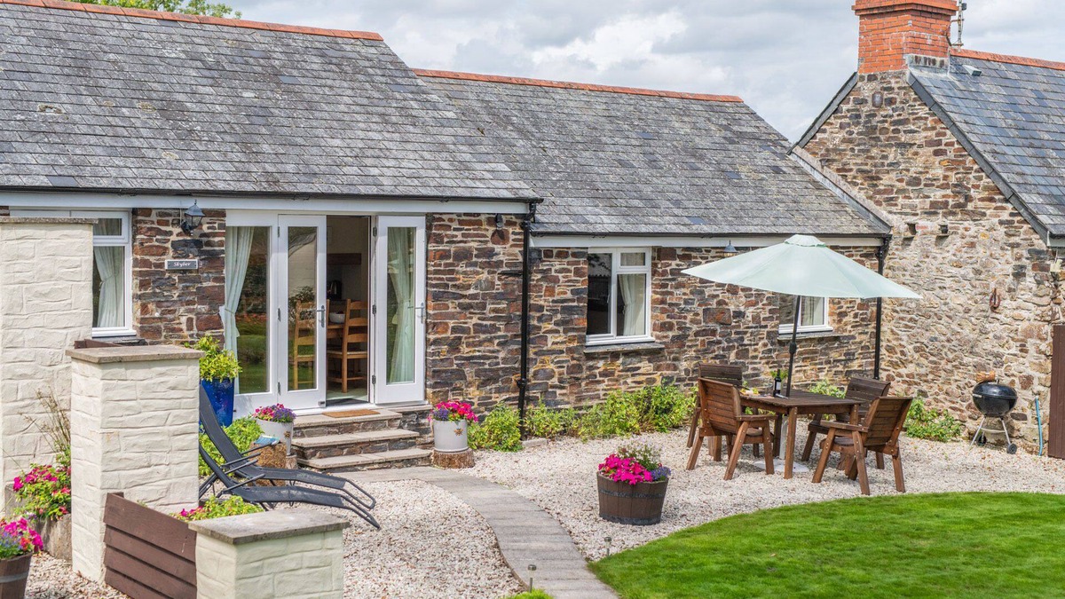 Saltash Cottage | Beautiful family/dog friendly cottage - rural setting & Country Club membership.