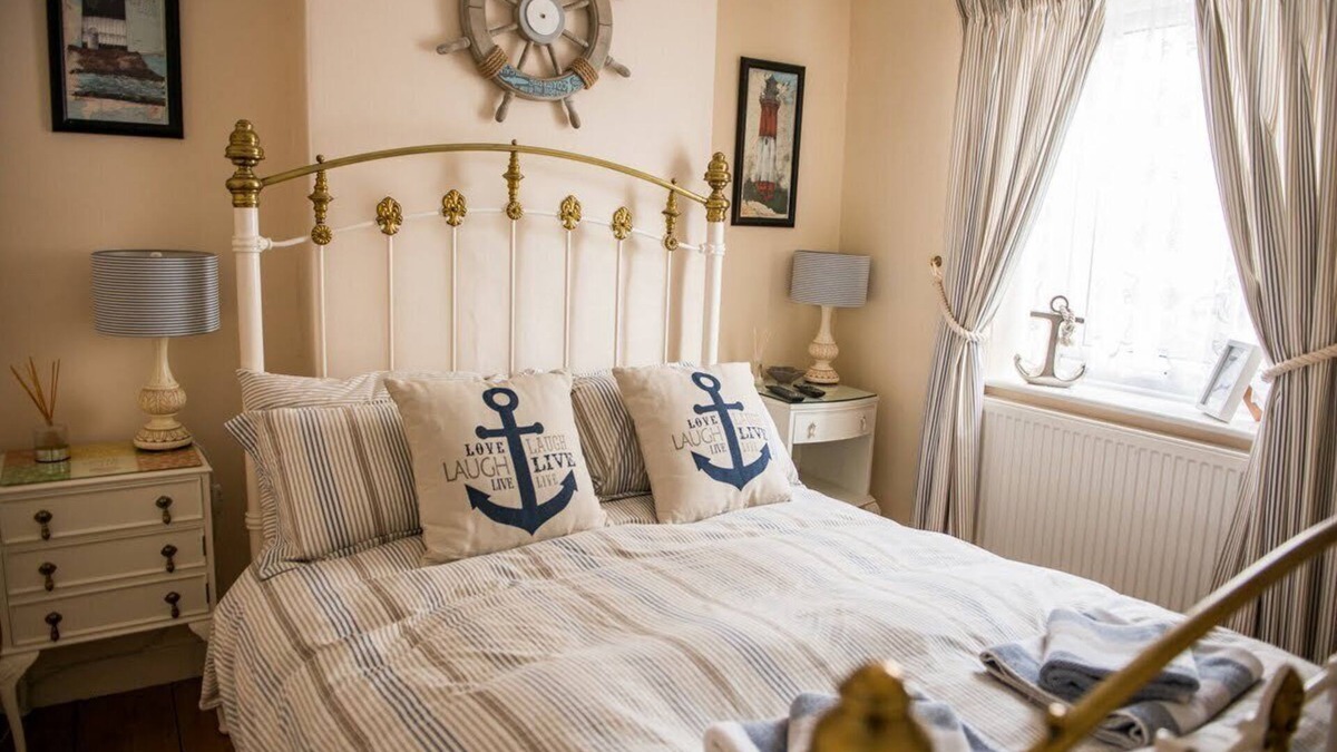 Portland House | Beautiful, family friendly Cottage with sea views of Chesil Beach
