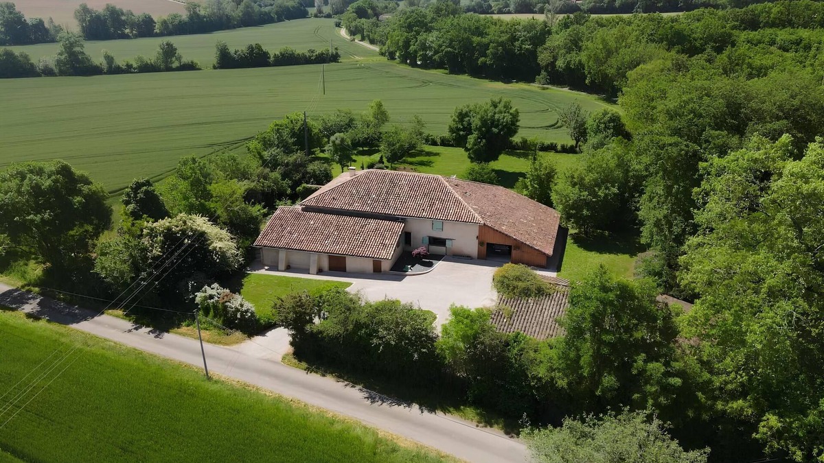 Montiron House | Beautiful family home in a quiet location, quality fittings and tasteful decoration.