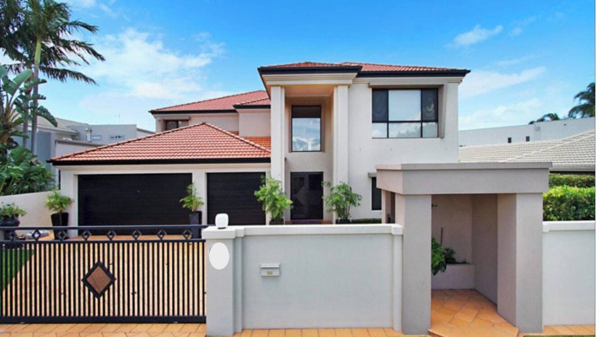 Bundall House | Beautiful Family Home with Heated Pool on the Water