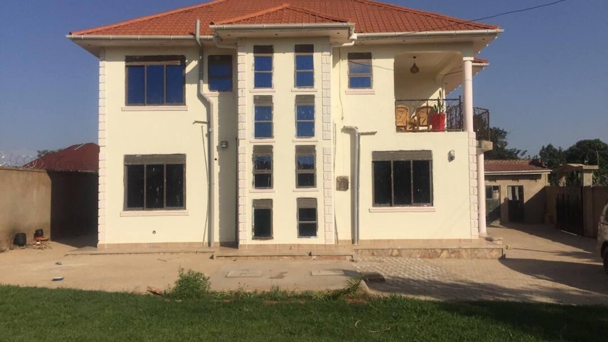 Kireka House | Beautiful family home with spacious garden for rentals, close to the Golf course