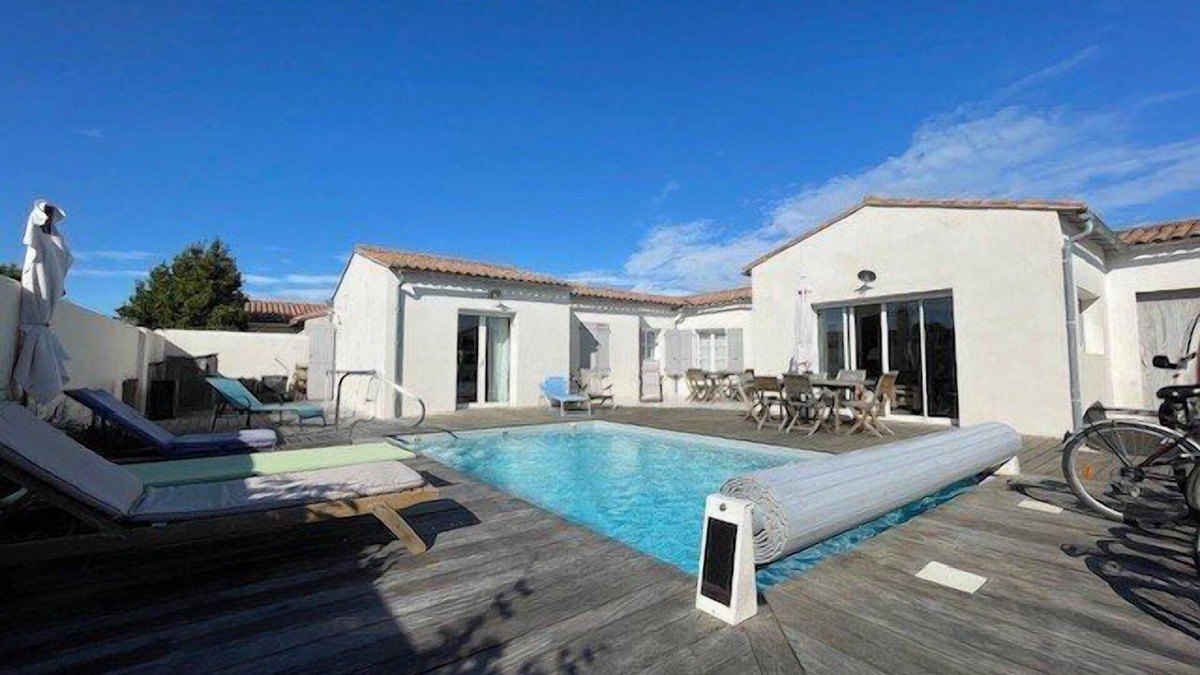 Loix House | Beautiful family house with swimming pool, parking