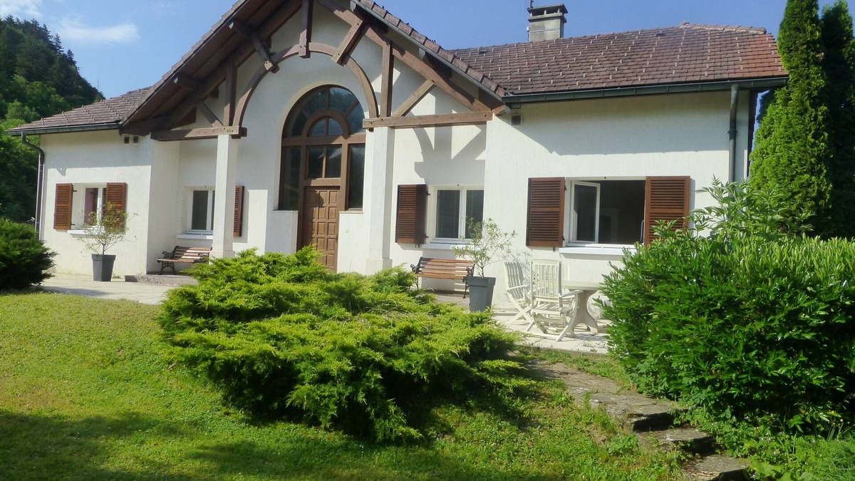 Montcusel House | Beautiful family residence on the lake route